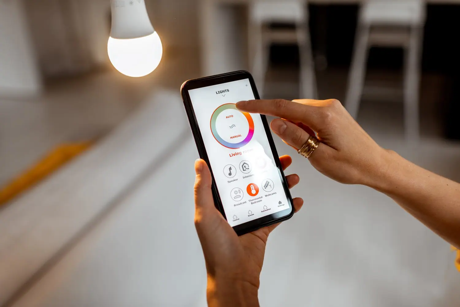 Jak zainstalować inteligentną żarówkę i sterować nią smartfonem